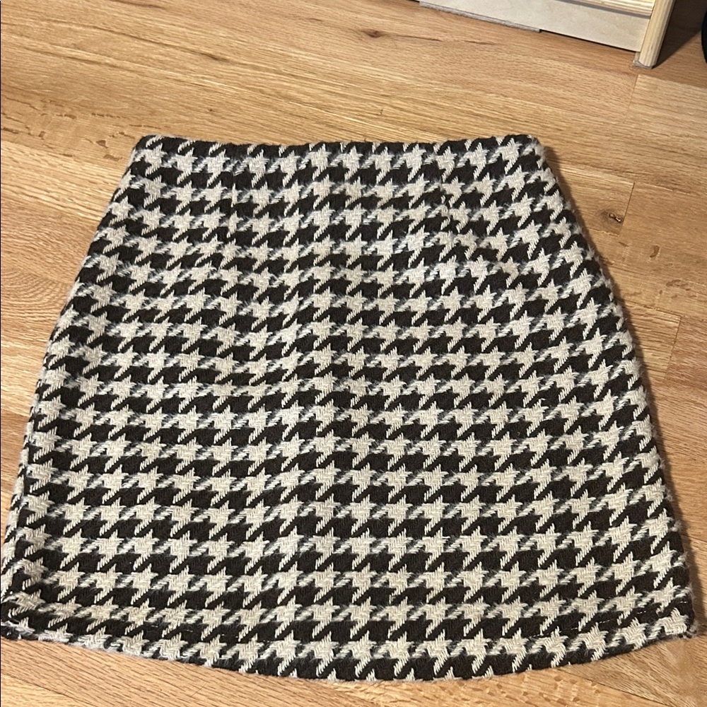 Elegant Houndstooth Mini Skirt in Black and White